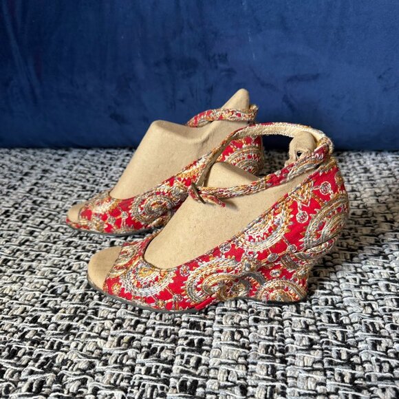 Elegant Red Wedge Sandals - Picture 3 of 9